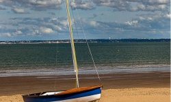 Bateau et nuages à Tharon Plage